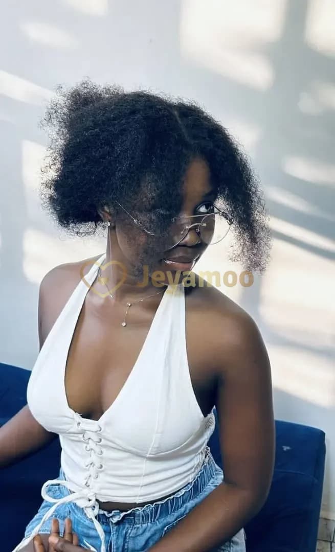 Jeune femme noire sensuelle et romantique