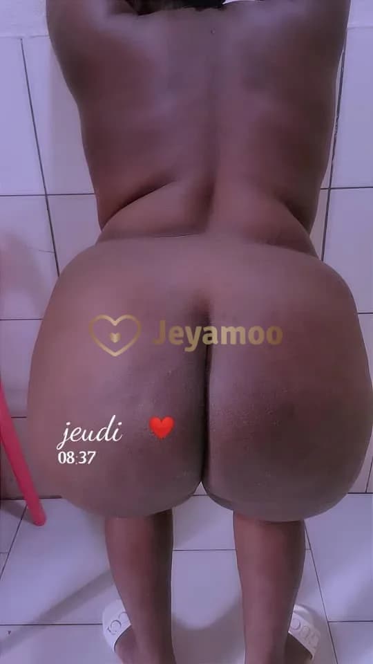 Nouvelle fille ronde bien cambre